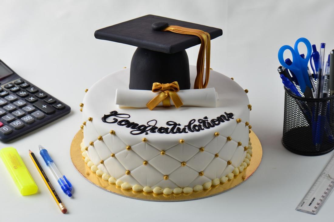 Cake with a graduation cap.